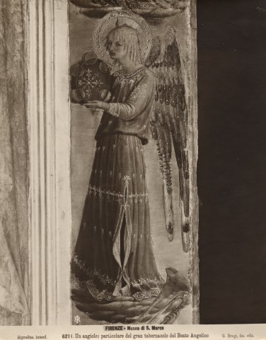 Brogi — Firenze - Museo di S. Marco. Un angiolo; particolare del gran tabernacolo del Beato Angelico — particolare